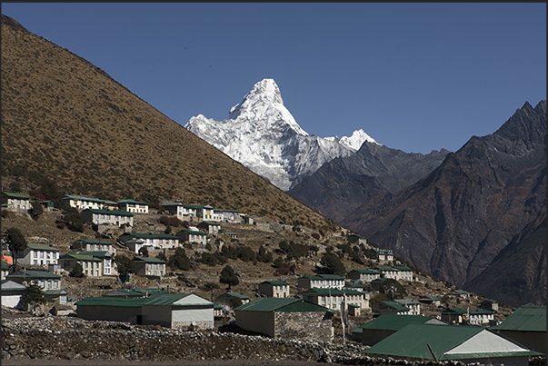 Khumjung village and Mont Ama Dablam (6814 m)