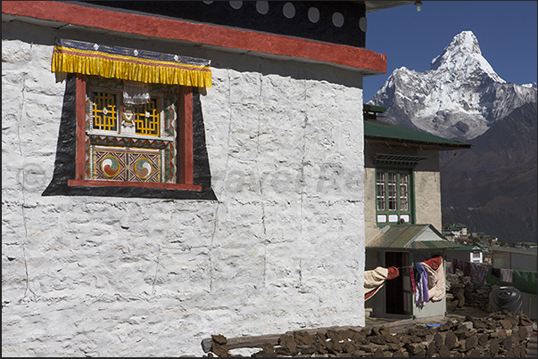 Khumjung village and Mont Ama Dablam (6814 m) Khumjung village and Mont Ama Dablam (6814 m)