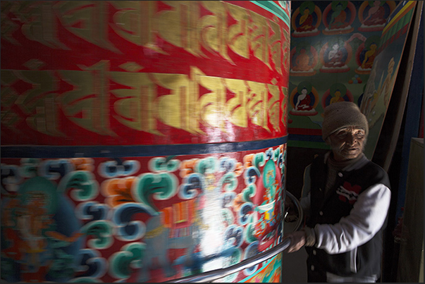 Khumjung village, the monastery where it is kept, according to popular tradition, the skull of a Yeti the Abominable Snowman