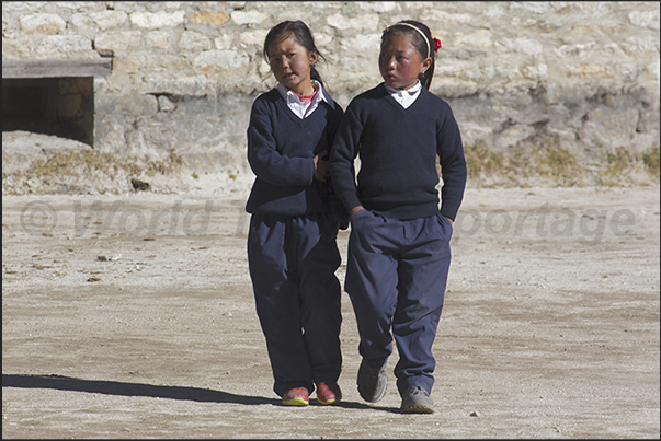 Students of the school of Khumjung (3780 m) Students of the school of Khumjung (3780 m)