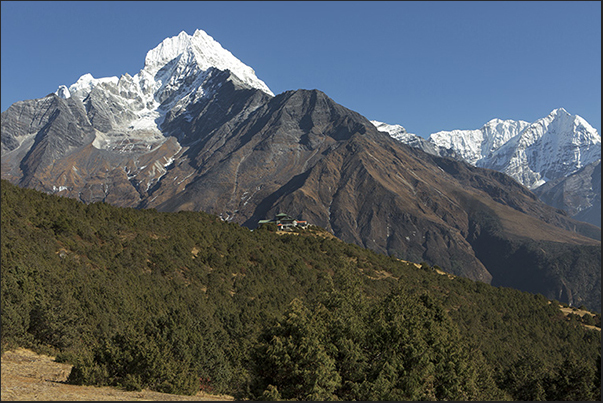 Begins the descent to Namche Bazaar with views of Mount Thamserku (right) and behind the mountain Kangteka (6783 m)