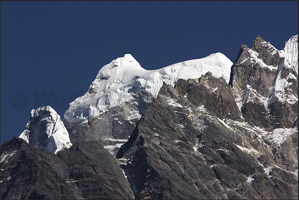 Mount Thamserku (6618 m) and behind, Mount Kangteka (6783 m) Mount Thamserku (6618 m) and behind, Mount Kangteka (6783 m)