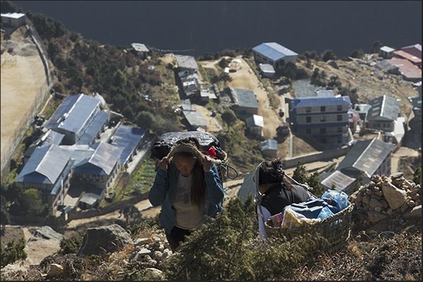 Women rise from Namche Bazaar (3440 m) to the village of Khumjung (3780 m)