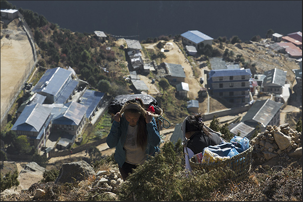 Women rise from Namche Bazaar (3440 m) to the village of Khumjung (3780 m) Women rise from Namche Bazaar (3440 m) to the village of Khumjung (3780 m)