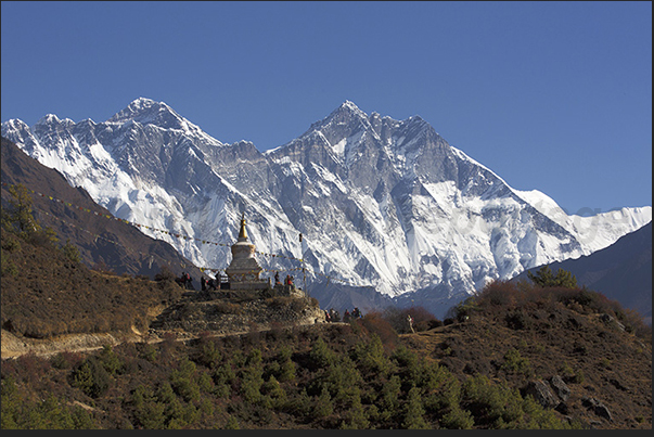 A stupa on the path to Tengboche. Horizon, Mount Lhotse 8516 m (right) and Mount Everest (8848 m) A stupa on the path to Tengboche. Horizon, Mount Lhotse 8516 m (right) and Mount Everest (8848 m)