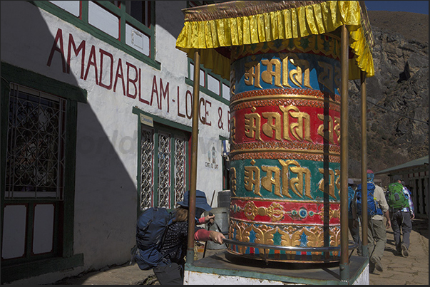 Cylinder of the prayers in the village of Kyangjuma (3550 m) Cylinder of the prayers in the village of Kyangjuma (3550 m)