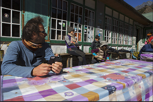 Waiting for lunch in the village of Kyangjuma (3550 m) Waiting for lunch in the village of Kyangjuma (3550 m)