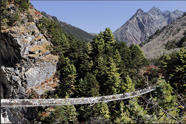 Bridge in the village of Phungi Thanga (3250 m). Start of climb to the monastery of Tengboche (3860 m) Bridge in the village of Phungi Thanga (3250 m). Start of climb to the monastery of Tengboche (3860 m)
