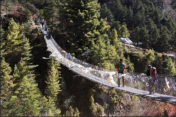 Village of Phungi Thanga. The bridge that marks the beginning of the climb to Tengboche Monastery