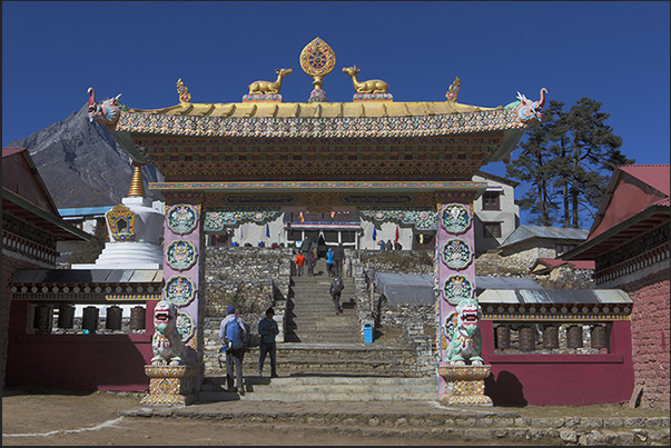 The monastery of Tengboche (3860 m) The monastery of Tengboche (3860 m)