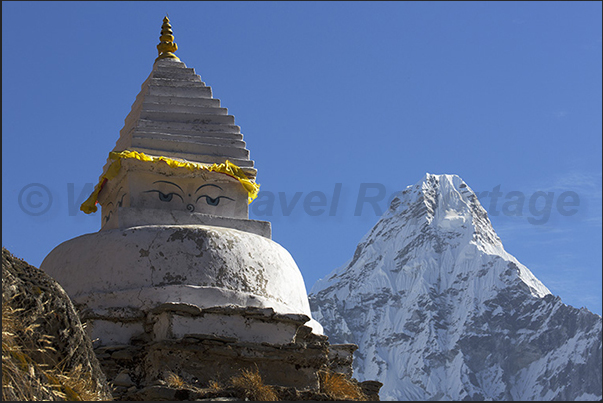 Ancient Stupa on the trail before reaching the village of Pangboche (3930 m) Ancient Stupa on the trail before reaching the village of Pangboche (3930 m)
