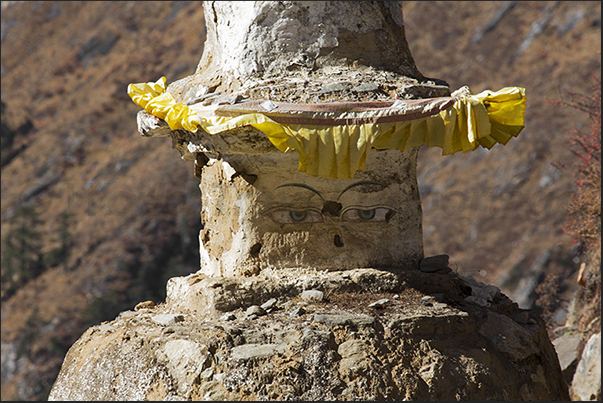 Ancient Stupa on the trail before reaching the village of Pangboche (3930 m) Ancient Stupa on the trail before reaching the village of Pangboche (3930 m)
