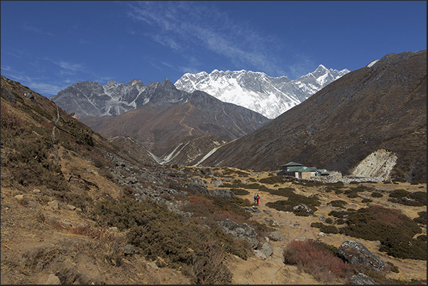 After the village of Shomare (4010 m), the valley opens highlighting the mountain chain of Lhotse (8516 m) After the village of Shomare (4010 m), the valley opens highlighting the mountain chain of Lhotse (8516 m)