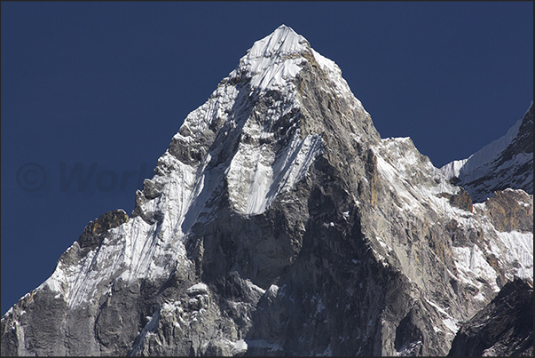 The little Ama Dablam (6047 m) The little Ama Dablam (6047 m)