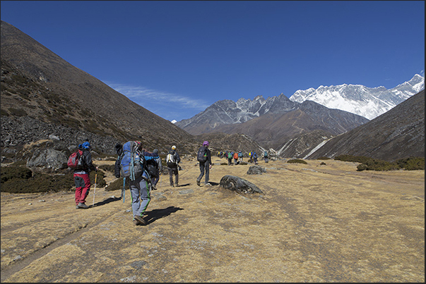 The plain to 4190 m towards the village of Dingboche (4410 m) The plain to 4190 m towards the village of Dingboche (4410 m)