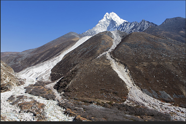 Pourings of gravel and stones that flows down from the glacier of Mount Ama Dablam Pourings of gravel and stones that flows down from the glacier of Mount Ama Dablam