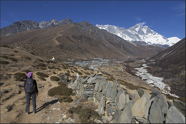 Prayer stones on the path to Dingboche (4410 m) Prayer stones on the path to Dingboche (4410 m)