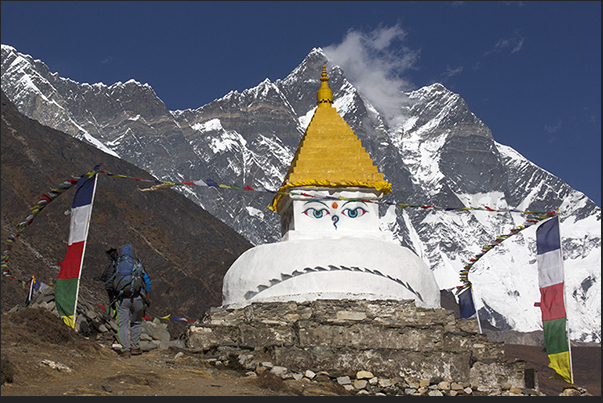 Stupa before entering the village of Dingboche Stupa before entering the village of Dingboche