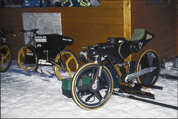 Before the sunrise, the bicycles are ready for the latest tests