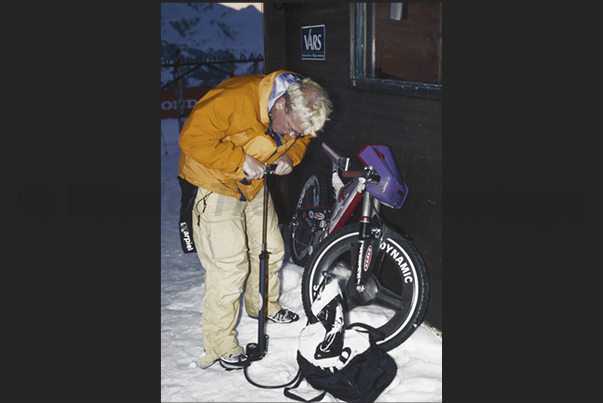 Checks before departure as the air pressure in the bicycle tires