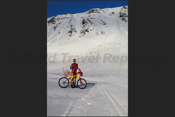 The competitors are prepared to rise at the start of the descent