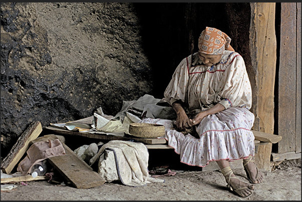 A woman of the ethnic group of the Indios Taraumara