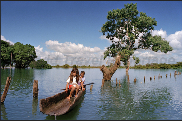 Río de la Pasión, department of Petén. The canoe is still the means of transport used by the Indians as at the time of the civilization