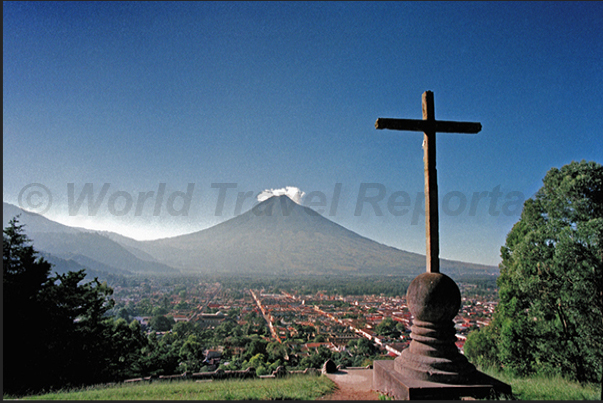 Antigua, against the backdrop of Volcán de Agua (3766 m). Founded in 1543, is famous for its Baroque architecture