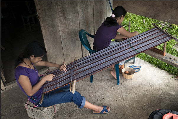 With the traditional frame,  women realize different types of fabrics with ancient Mayan designs