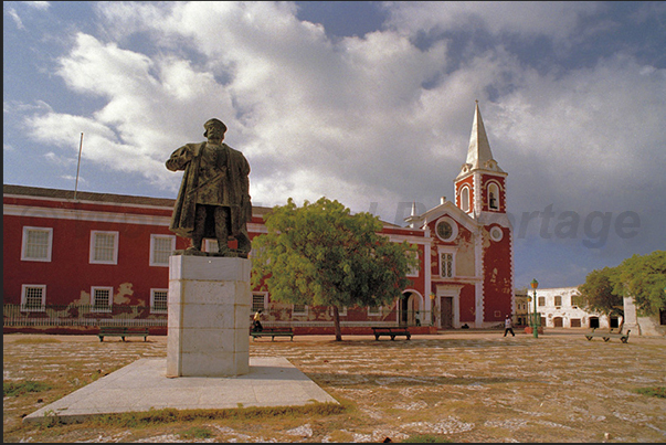 Vasco De Gama, Portuguese navigator and first European to land on the island. In the background, the museum into the old convent Vasco De Gama, Portuguese navigator and first European to land on the island. In the background, the museum into the old convent