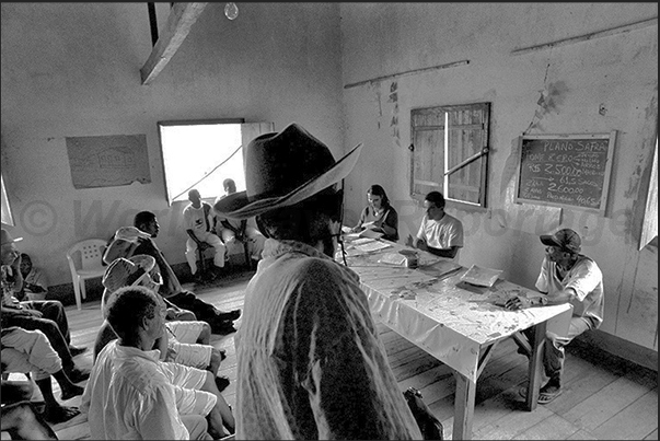 A union meeting to discuss aspects of the laborers working in the month after the harvest of cacao A union meeting to discuss aspects of the laborers working in the month after the harvest of cacao