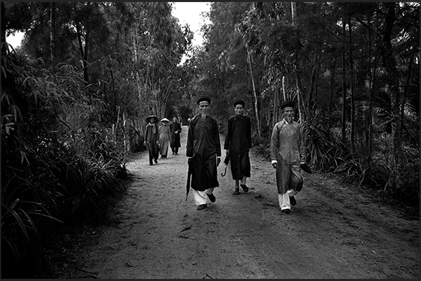 A group of elderly people walking on the streets that lead to Huč