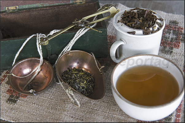 The balance used to dose the tea leaves into the infusion cup for tasting