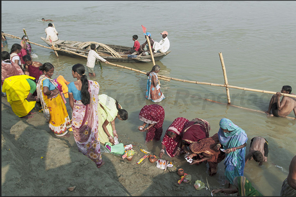 Gandak River, the women prepare bids (incense, rice and flowers), for the Puja (prayer) Gandak River, the women prepare bids (incense, rice and flowers), for the Puja (prayer)