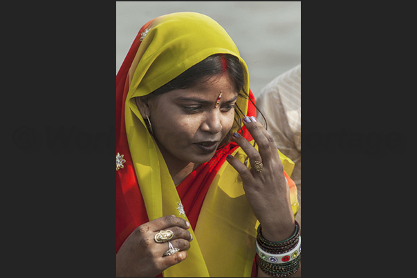 Young bride, recognizable by the red line in your hair, in pilgrimage to the temple