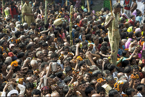 The police controls the flow of pilgrims