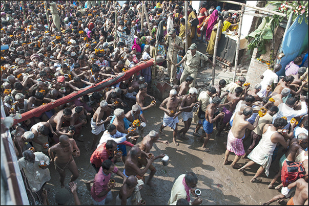 A group of pilgrims, had access to the entrance of the temple, he runs to be in the front row to donate offers A group of pilgrims, had access to the entrance of the temple, he runs to be in the front row to donate offers