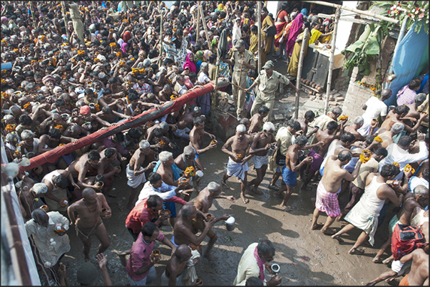 A group of pilgrims, had access to the entrance of the temple, he runs to be in the front row to donate offers