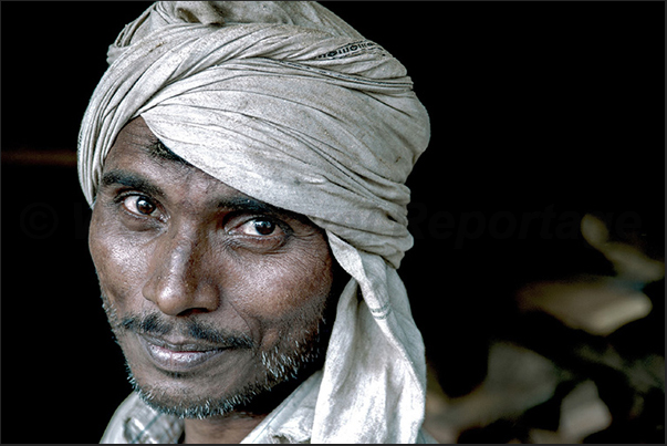 Who does not go to the temple to pray, as the carpenter, remains the market to do small jobs Who does not go to the temple to pray, as the carpenter, remains the market to do small jobs
