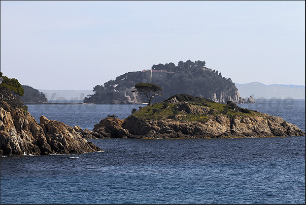 On the horizon you begin to see the island with the Fort de Brégançon seen from the bay of Léoube