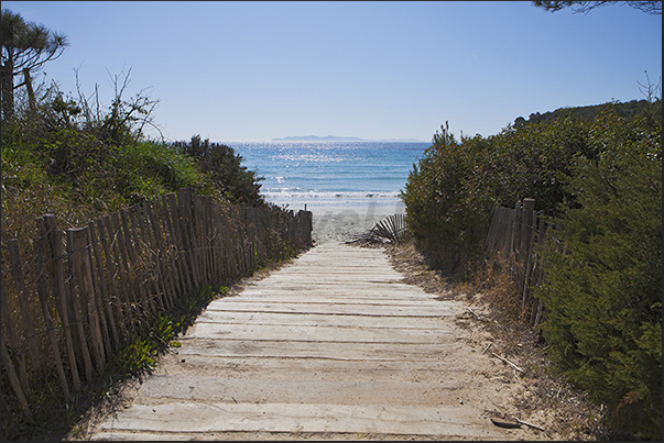 Access to the sea and the beach before Brégançon Bay. On the horizon Port Cros Island