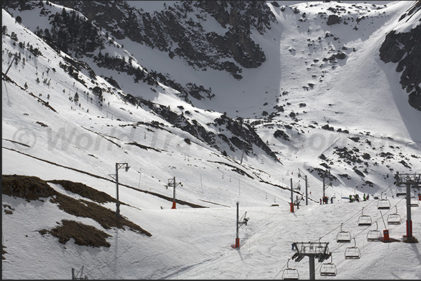 Chairlifts departing from the village of La Mongie (1800 m)
