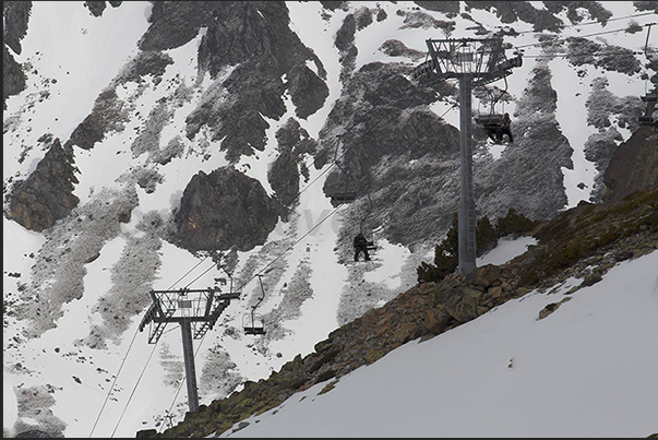 The chairlift Quatre Termes rising to 2500 m