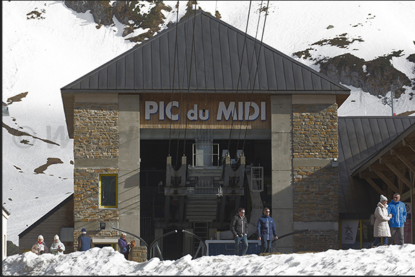 Departure of the first section of the cable car from La Mongie, towards Pic du Midi de Bigorre