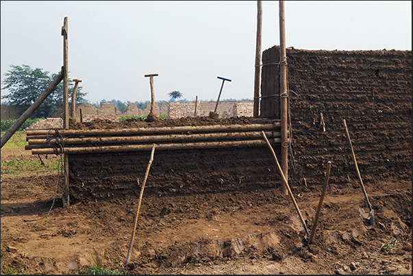 Technique construction of a ground wall between the fields near Luoyang
