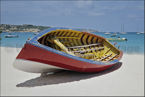 The boat is without drift because in the eighteenth century the inhabitants bring the smuggled products directly to the beach