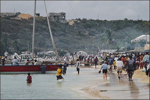 Before the start of the regatta, the public, composed by the families of the crews, crowds the beach