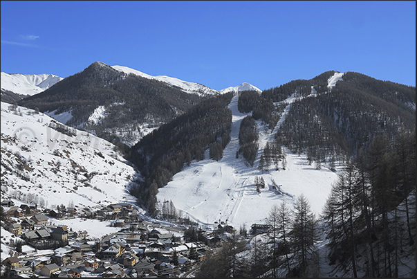 Village of Sainte Marie (1650 m), slopes on Mount Peynier (2273 m)