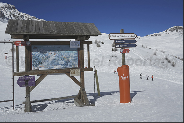 Given the vastness of the ski resort, along the slopes there are signposts indicating the tracks to follow