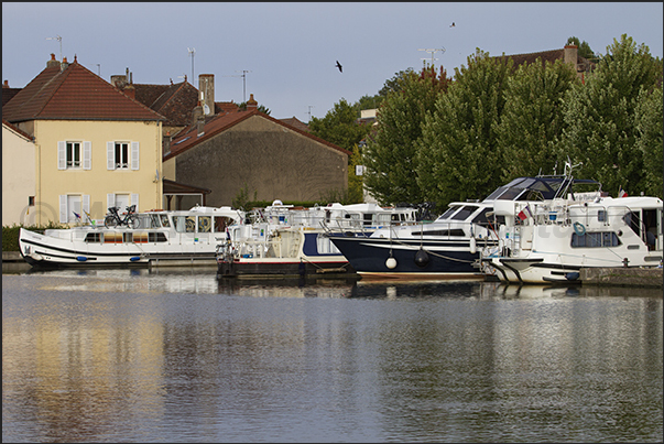 Nautical charter base and marina in Saint-Léger-sur-Dheune. Various types of boats to hire